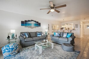 Apartment, 1 King-Bett (SEA - 513 2BR Ocean View Pool Free Ti) | Wohnbereich