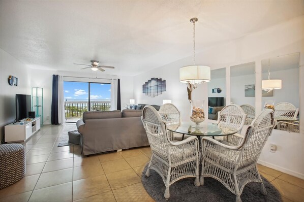 Apartment, 1 King-Bett (SEA - 513 2BR Ocean View Pool Free Ti) | Speisen