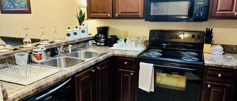 Refrigerador, microondas, horno y lavavajillas