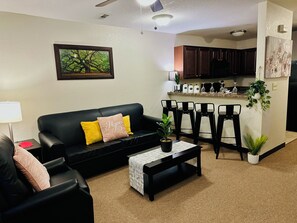 Living area - Charming Retreat in Art&Craft Area (Gatlinburg)