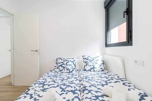 2 chambres, fer et planche à repasser, lit de bébé portatif