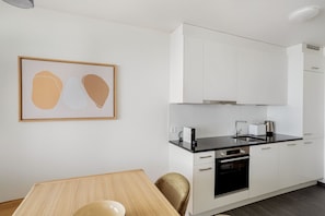 Frigorifero, microonde, forno, piano cottura