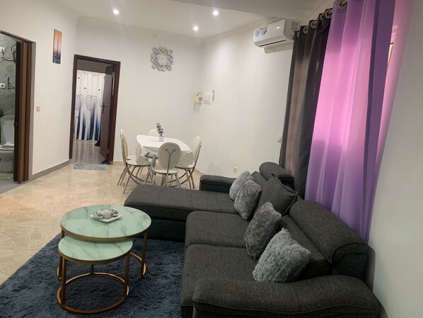 Living area - Spacious Tropical Beach Paradise Home/ Netflix - 1 Minute Walk From the Beach! (Luanda)