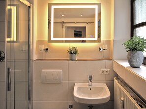 Shower, hair dryer, towels - Ferienwohnung 1- 4 Personen, 80 Qm², 1sz, Wsz, Halbsouterrainwohnung, Terrasse (Bischofswiesen)