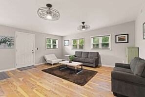 Televisión, chimenea, oficina