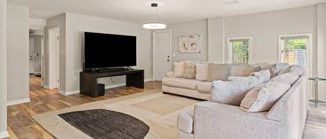 电视、壁炉、立体声音响、办公室