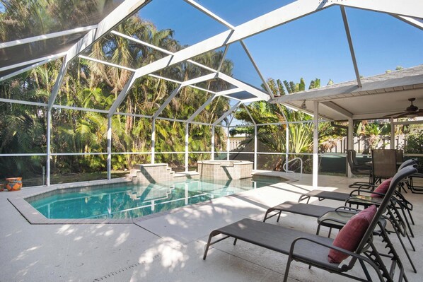 Una piscina al aire libre, una piscina climatizada