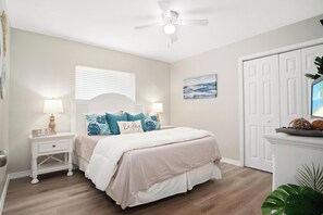 3 habitaciones, escritorio y tabla de planchar con plancha 