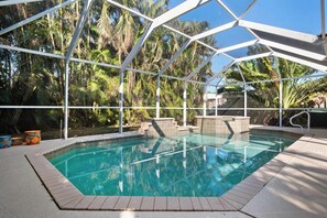 Una piscina al aire libre, una piscina climatizada
