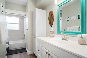 Ducha, secador de pelo, toallas, jabón