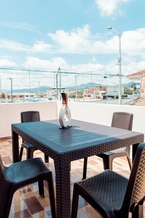 Outdoor dining - Large and Elegant 3 Bedroom Apartment (Cuenca)