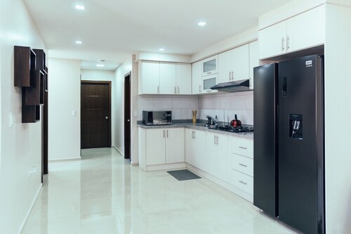 Large and Elegant 3 Bedroom Apartment