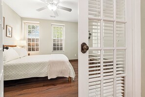 2 bedrooms, iron/ironing board, WiFi, bed sheets - The Carriage House - Historic getaway in the heart of the city!  (Manhattan)