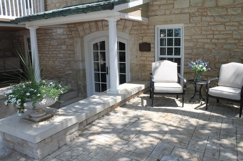 The Carriage House - Historic getaway in the heart of the city! 