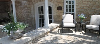 The Carriage House - Historic getaway in the heart of the city! 