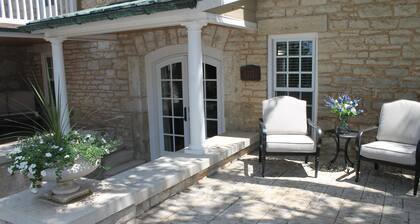 The Carriage House - Historic getaway in the heart of the city!