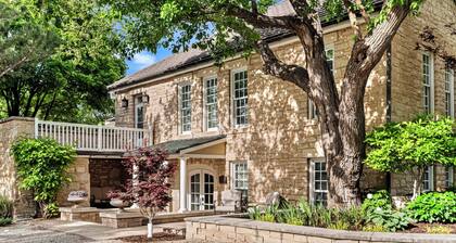 The Carriage House - Historic getaway in the heart of the city!