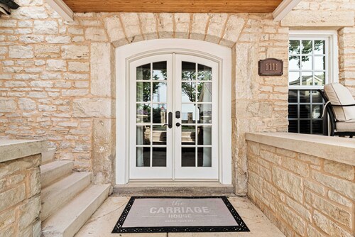 The Carriage House - Historic getaway in the heart of the city! 