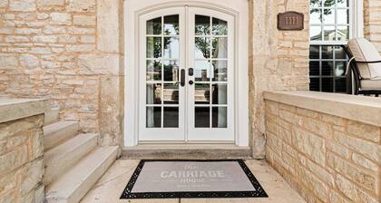 The Carriage House - Historic getaway in the heart of the city!