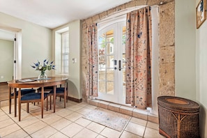 Dining - The Carriage House - Historic getaway in the heart of the city! (Manhattan)