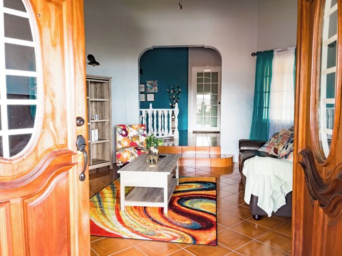 3-bedroom & 2-bathroom luxury ocean view home- SUV included with booking