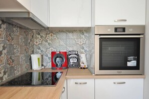 Een koelkast, een microgolfoven, een oven, een kookplaat