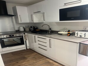 Refrigerador, microondas, horno y parrilla de estufa 