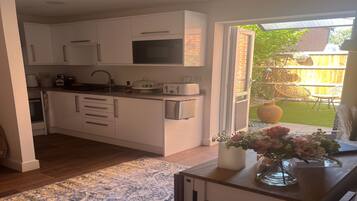 Refrigerador, microondas, horno, placa de cocina