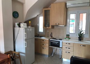 Kjøleskap, mikrobølgeovn, ovn og kokeplater