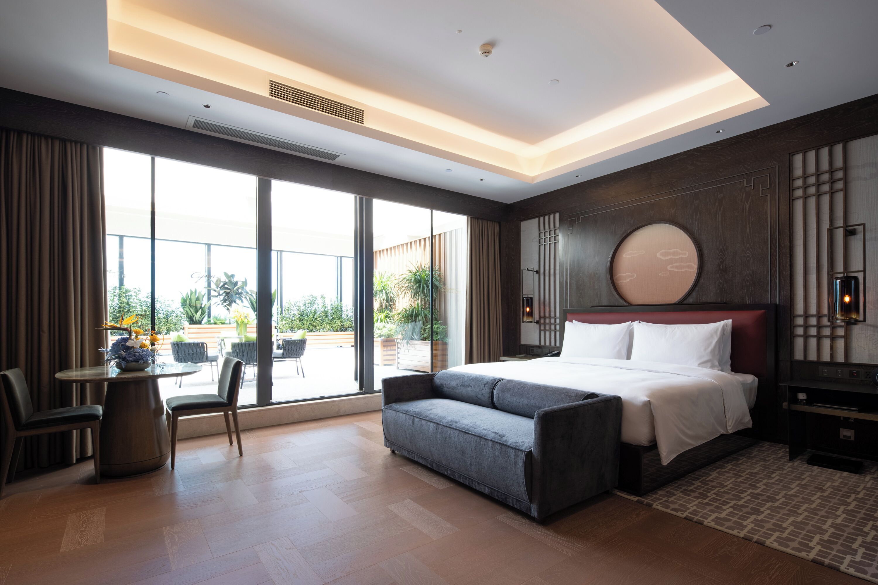 Ropa de cama de alta calidad, cubrecamas y minibar 