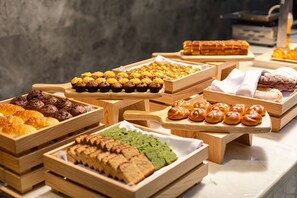 Daily self-service breakfast (CNY 128 per person)