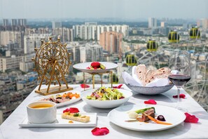 2 restaurants; lunch and dinner served  - CYNN XANADU Hotel Chengdu (Chengdu)