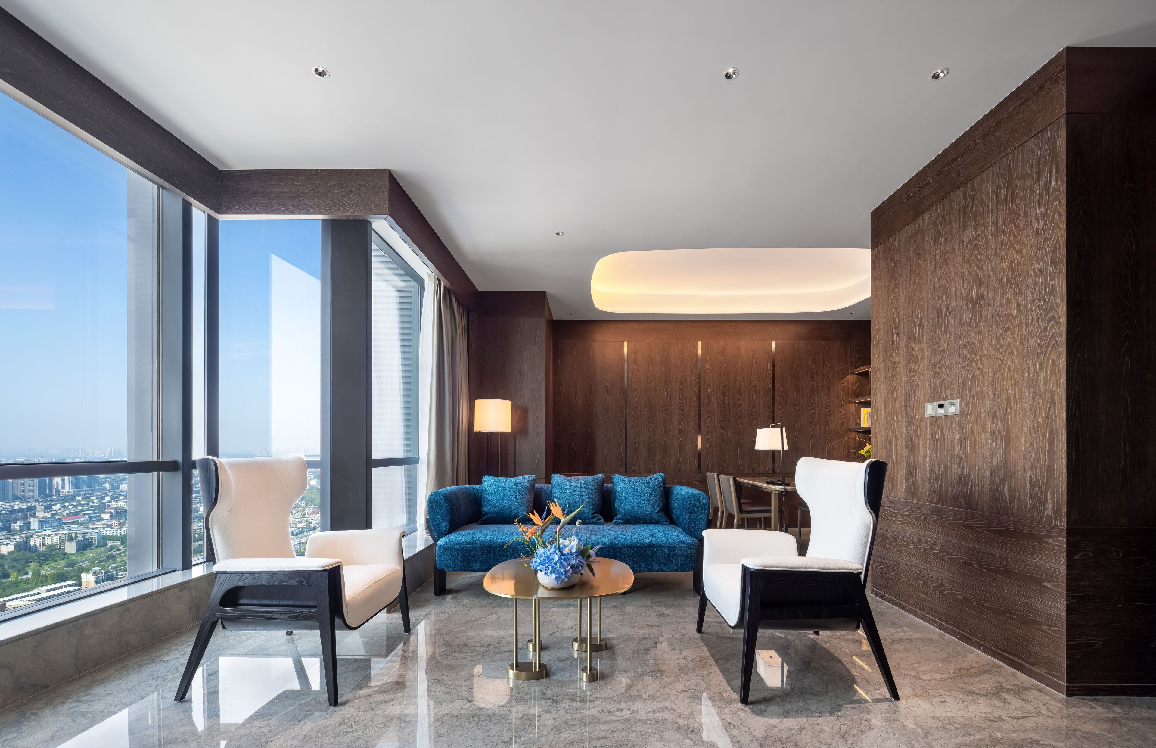 Ropa de cama de alta calidad, cubrecamas y minibar 