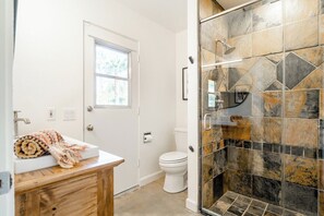 Badewanne, umweltfreundliche Kosmetikartikel