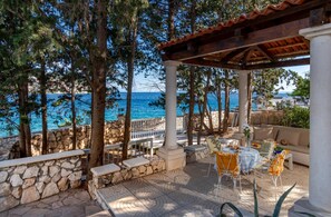 Room - Holiday Houses, Villas Varija - 10 M From the Beach (Okrug)