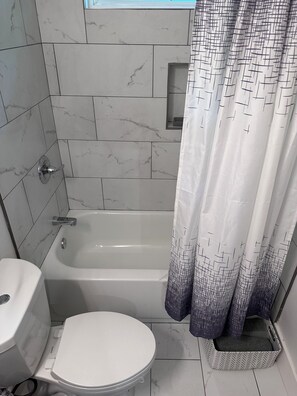 シャワー、タオル、トイレットペーパー