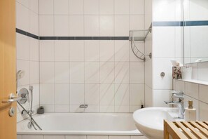 Badewanne, Haartrockner, Handtücher