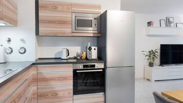 Een koelkast, een microgolfoven, een oven, een kookplaat