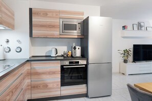 Réfrigérateur, micro-ondes, four, plaque de cuisson