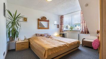 2 slaapkamers, een strijkplank/strijkijzer, gratis wifi, beddengoed