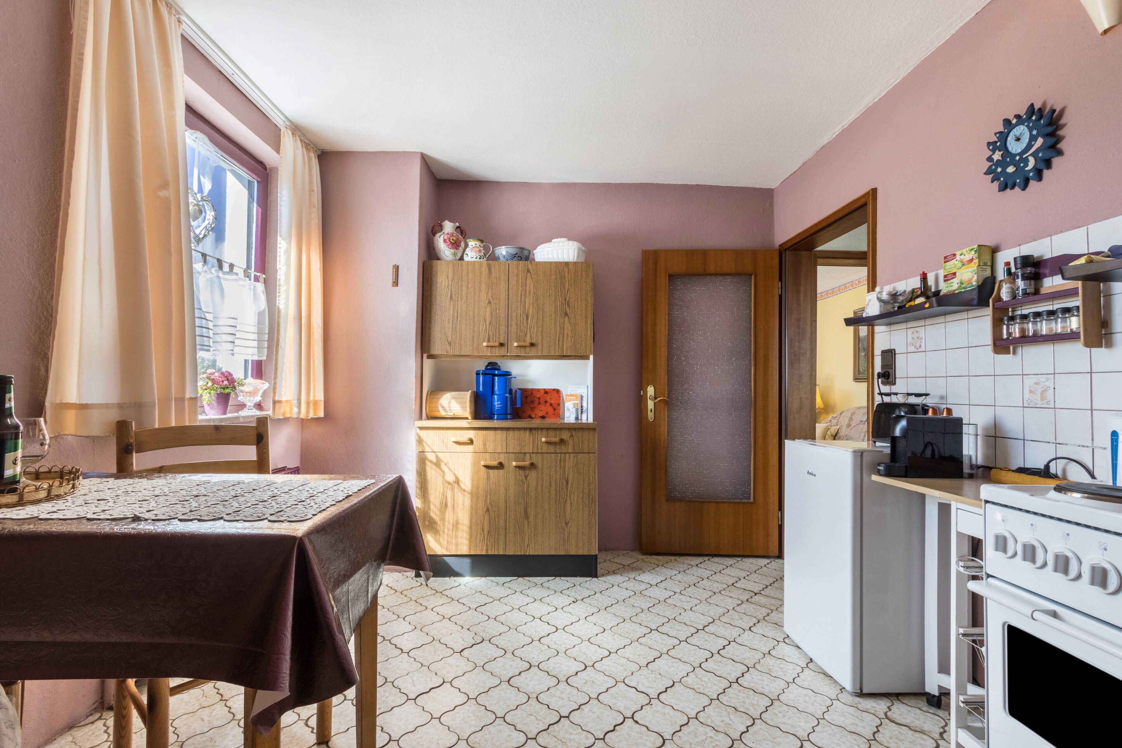 Fridge, oven, stovetop, coffee/tea maker