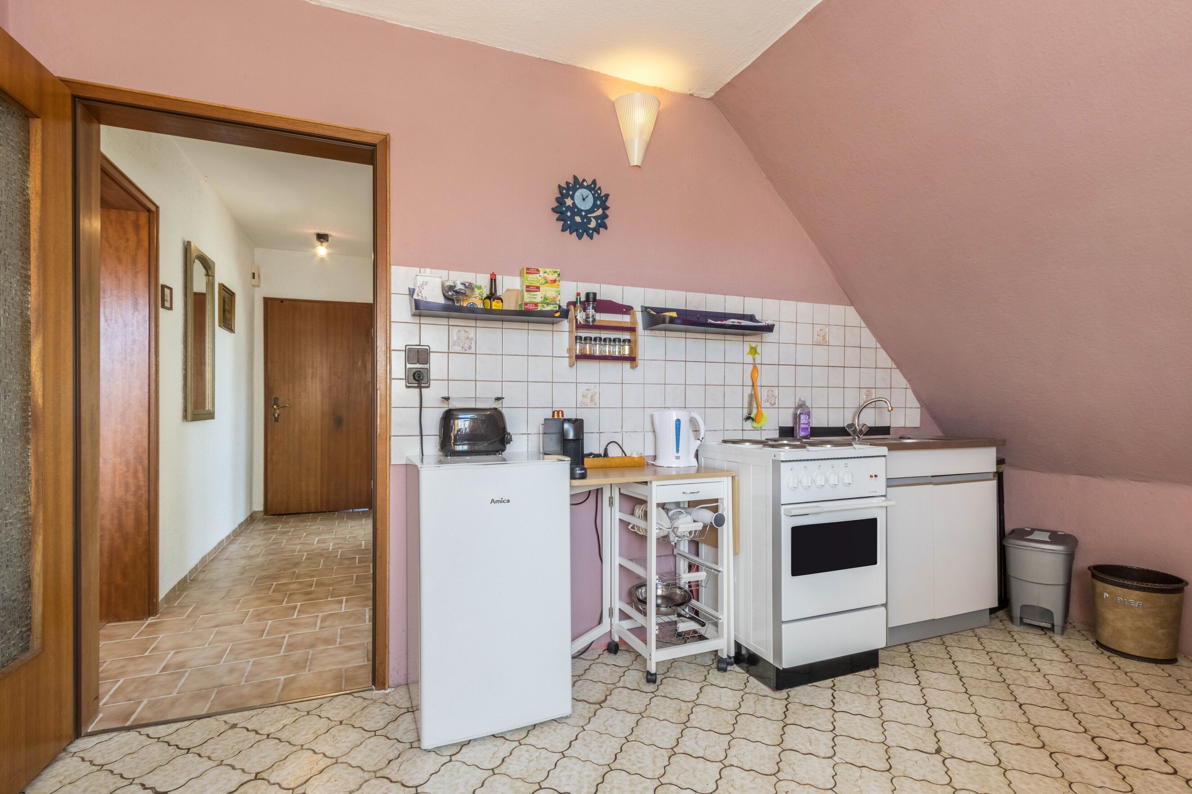 Een koelkast, een oven, een kookplaat, een koffiezetapparaat/waterkoker