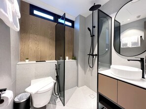 Een douche, een regendouche, een haardroger, een bidet