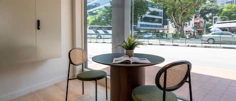 Siddeområde i lobbyen