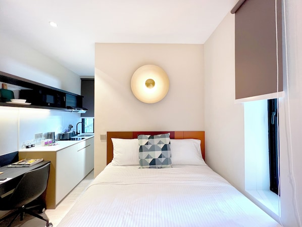 Muebles diferentes, escritorio, wifi gratis y ropa de cama