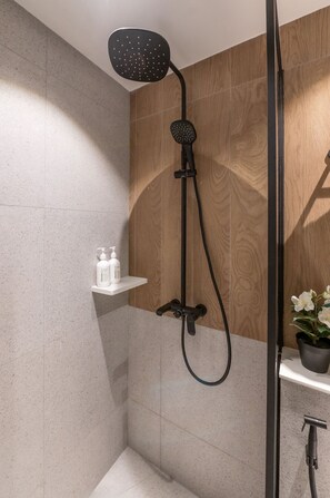 Signature studio, 1 queensize bed, niet-roken, op benedenverdieping | Badkamer | Een douche, een regendouche, een haardroger, een bidet