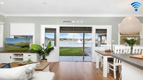 River Shack – absolute river frontage looking across to Comerong Island