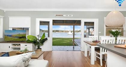 River Shack – absolute river frontage looking across to Comerong Island