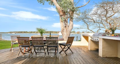 River Shack – absolute river frontage looking across to Comerong Island