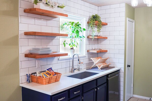 Fridge, microwave, oven, stovetop - Cozy pet friendly home, walking distance from the Walnut Creek Greenbelt! (Austin)